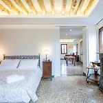 Ca Grimani Double Apartment: Private Terrace And Stunning View Βενετία